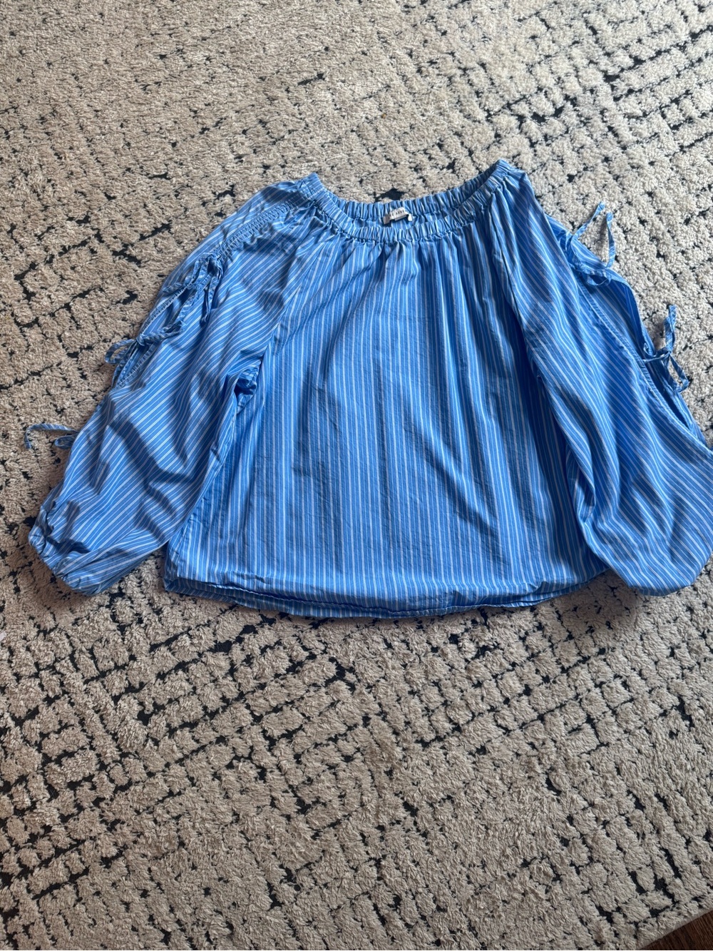 Open arm tie detail blouse